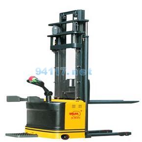 CDD1545 1.5T-4.5M堆高車載重1.5噸，提升1.5米